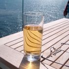 A Glas of Cider, Brille und Meer