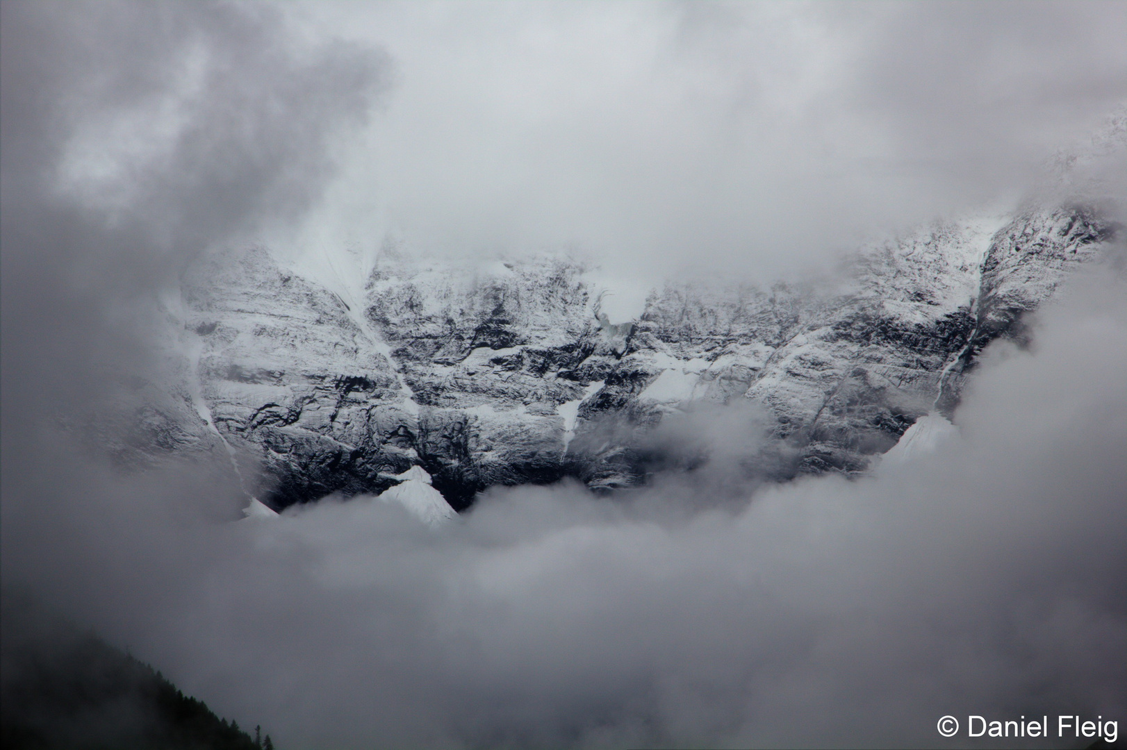 A glimpse at the mountains