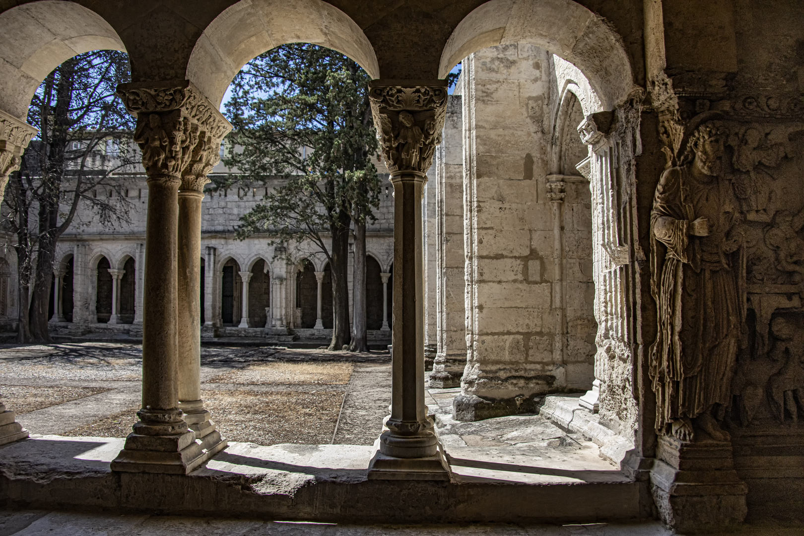 A l 'ombre du cloître .