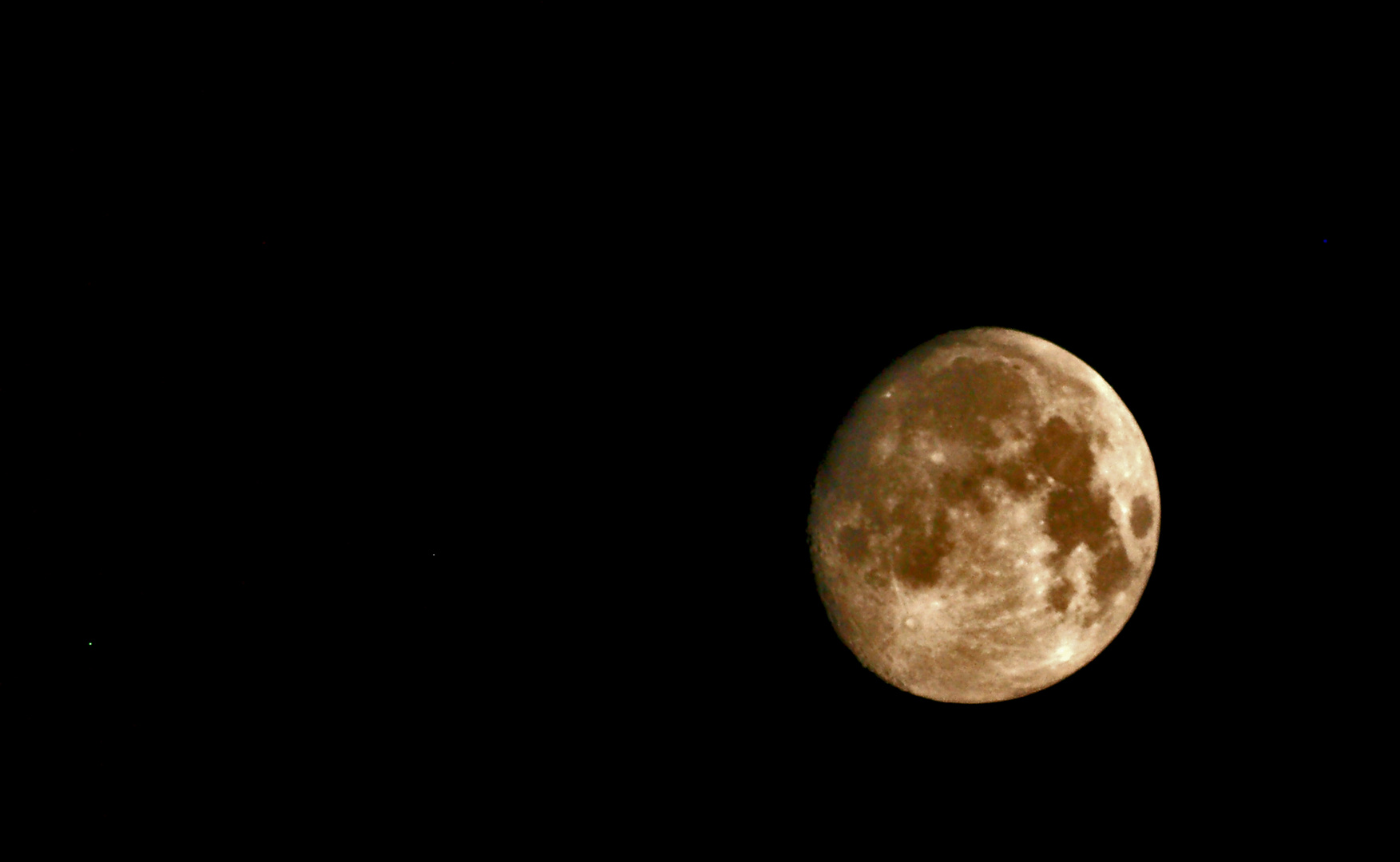 A la Luna se le ve el Ombligo . . . .