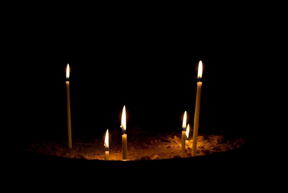 A LA LUZ DE LAS VELAS