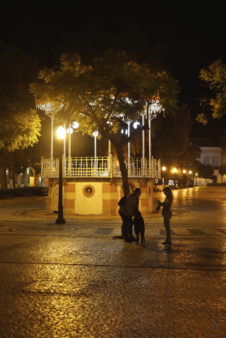 A la nuit tombante, on discute autour du Kiosque....