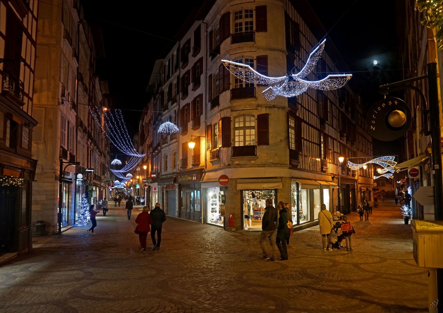 à la tombée de la nuit .....