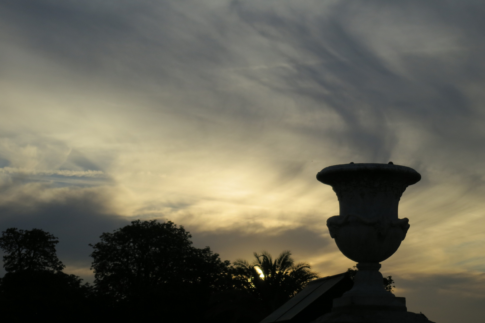 A la tombée de la nuit, jardin du Luxembourg, mois d'août.