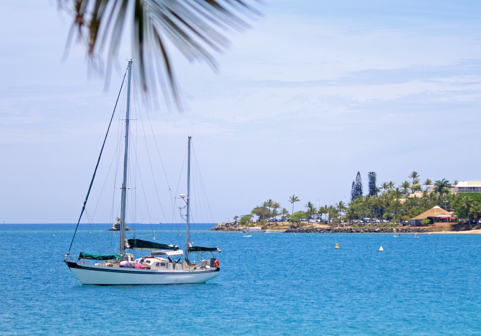 A l’ancre dans une baie de Nouméa