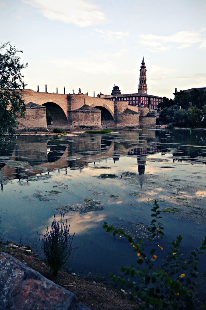 A las orillas de un Ebro en calma.