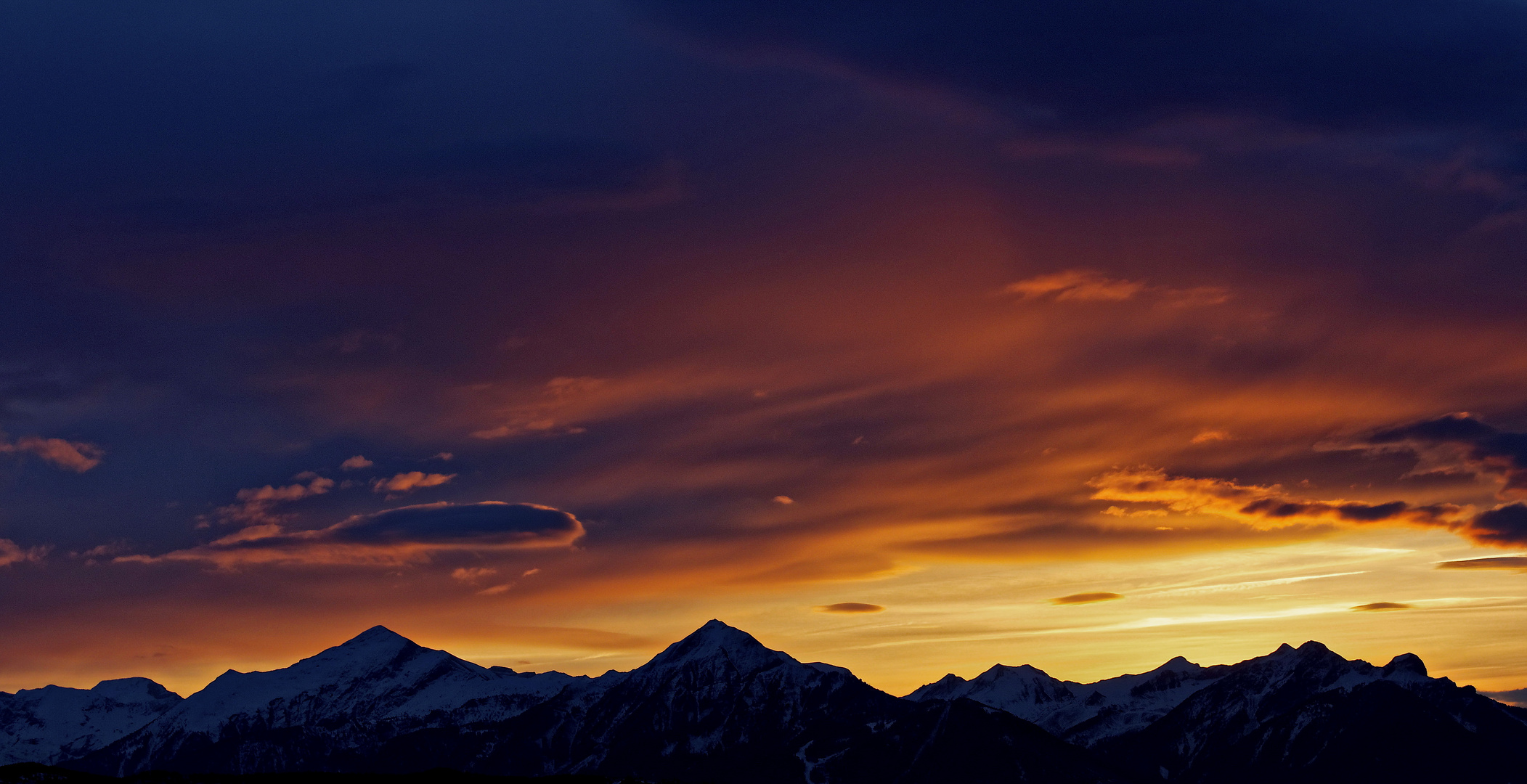 A l'aube dans le Champsaur ( Hautes-Alpes )