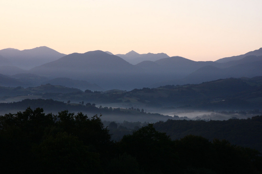 a l'aube ou blanchit la montagne