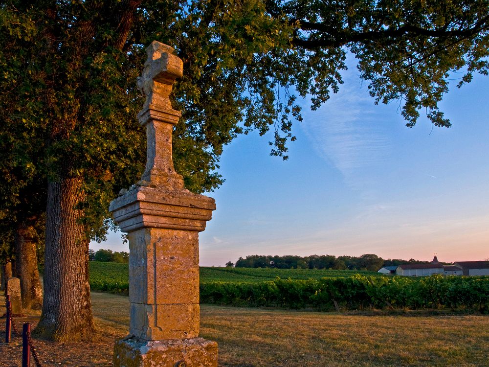 A l’entrée de l’allée du Château de Mons