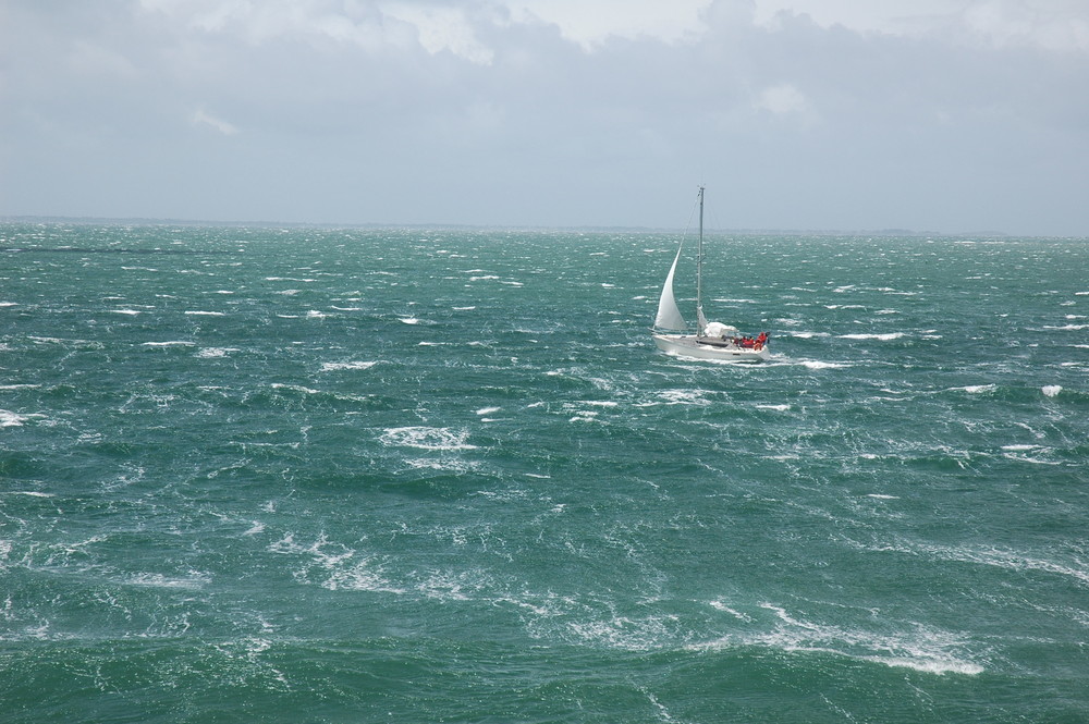 à l'entrée du golfe, devant Port-Navalo, force 8