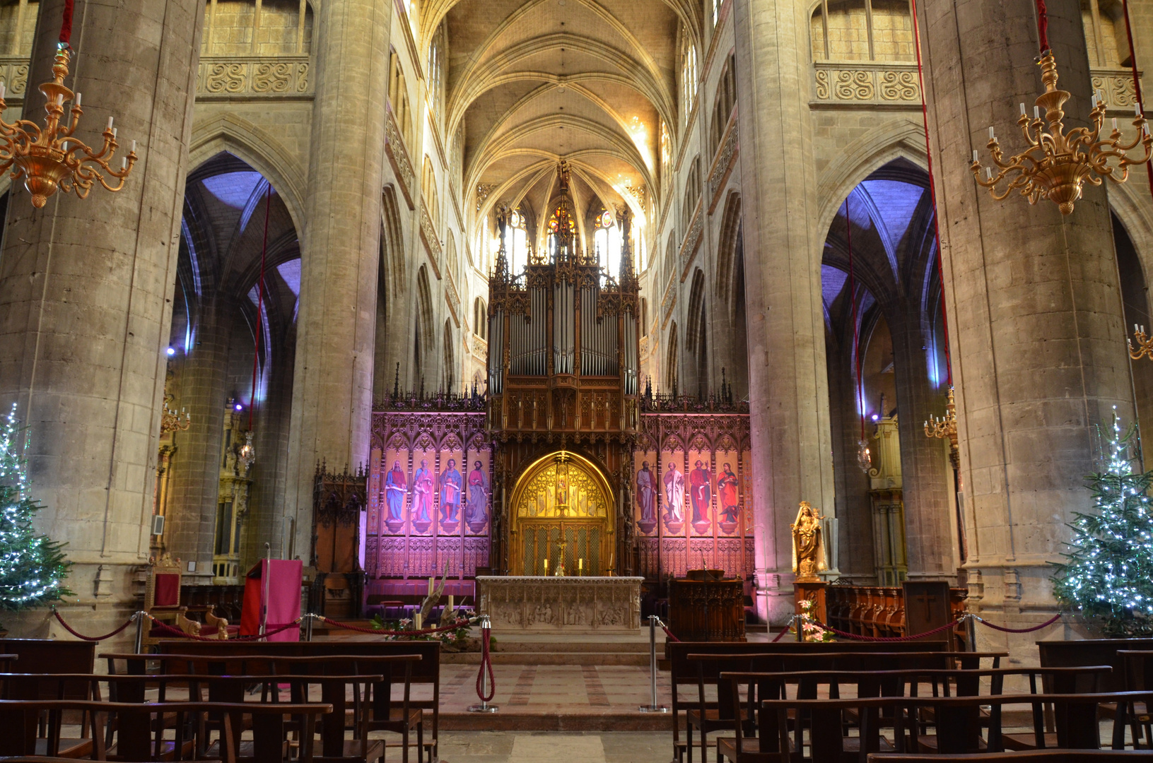 A l`intérieur de la Cathédrale d`Auch (Gers - 32)