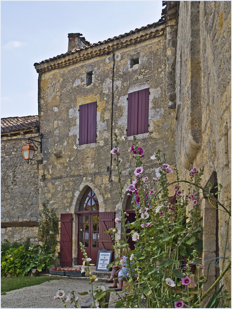 A l’intérieur de Larressingle (Gers)