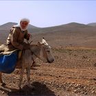 A l’intérieur du pays,… la piste est longue et le soleil brûle…!