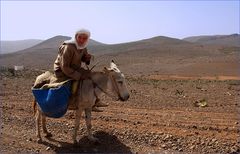 A l’intérieur du pays,… la piste est longue et le soleil brûle…!