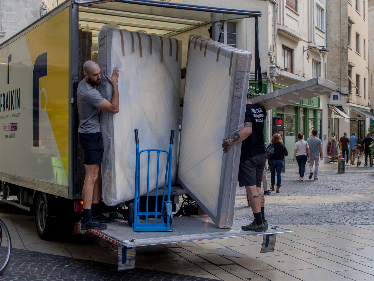 à livrer des matelas toute la journée on doit bien dormir la nuit