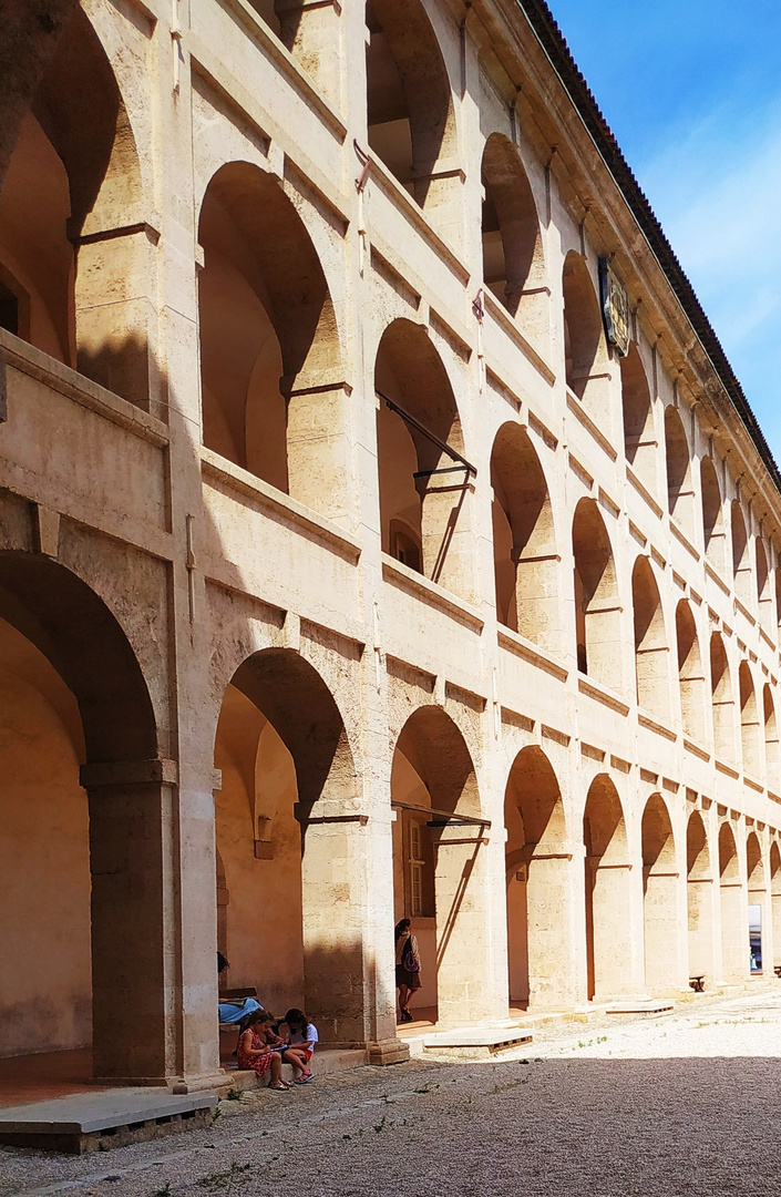 A l'ombre des arcades