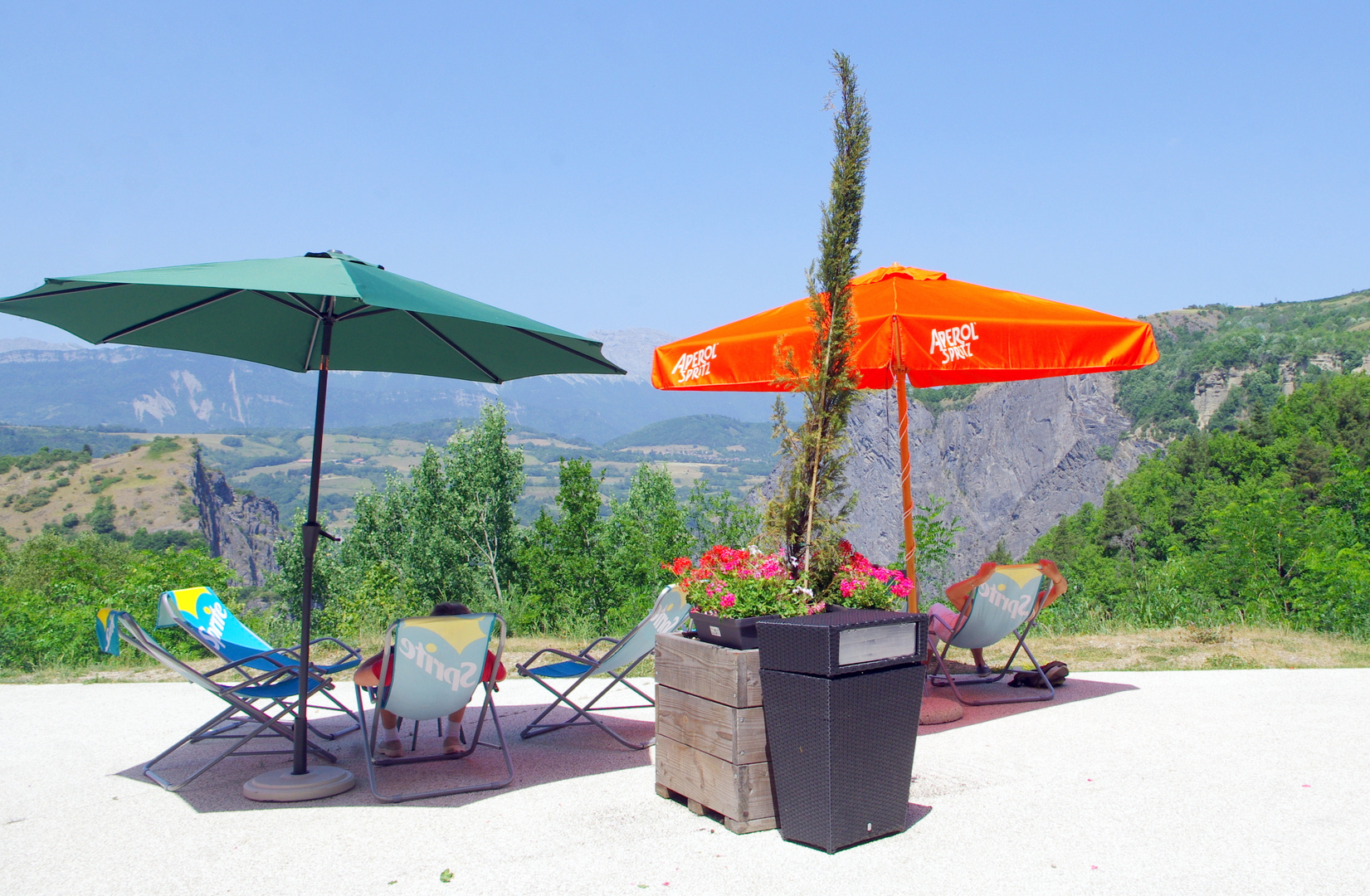 A l'ombre des parasols .... pour admirer les montagnes !