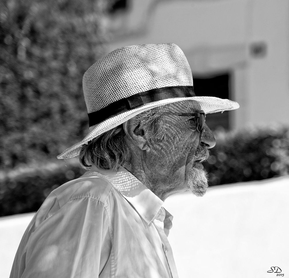 A l'ombre du chapeau blanc .