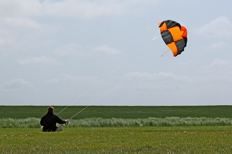 a man, a self sewed kite and 5 Bft -> a perfect day