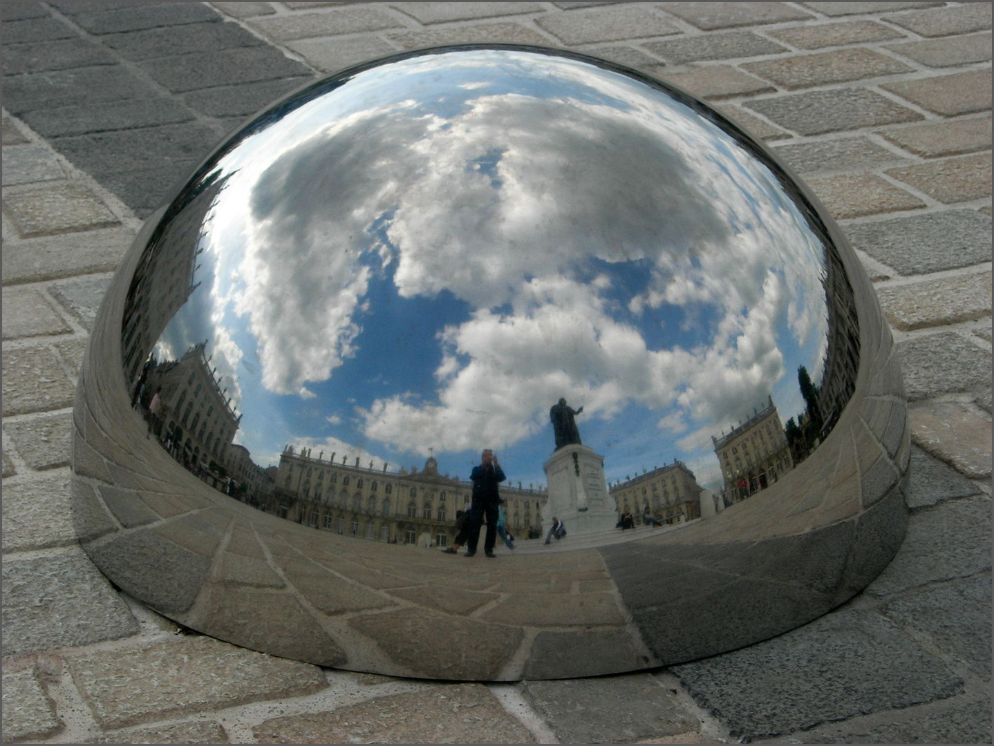 A Nancy, la Place Stanislas tient dans une demi-sphère...