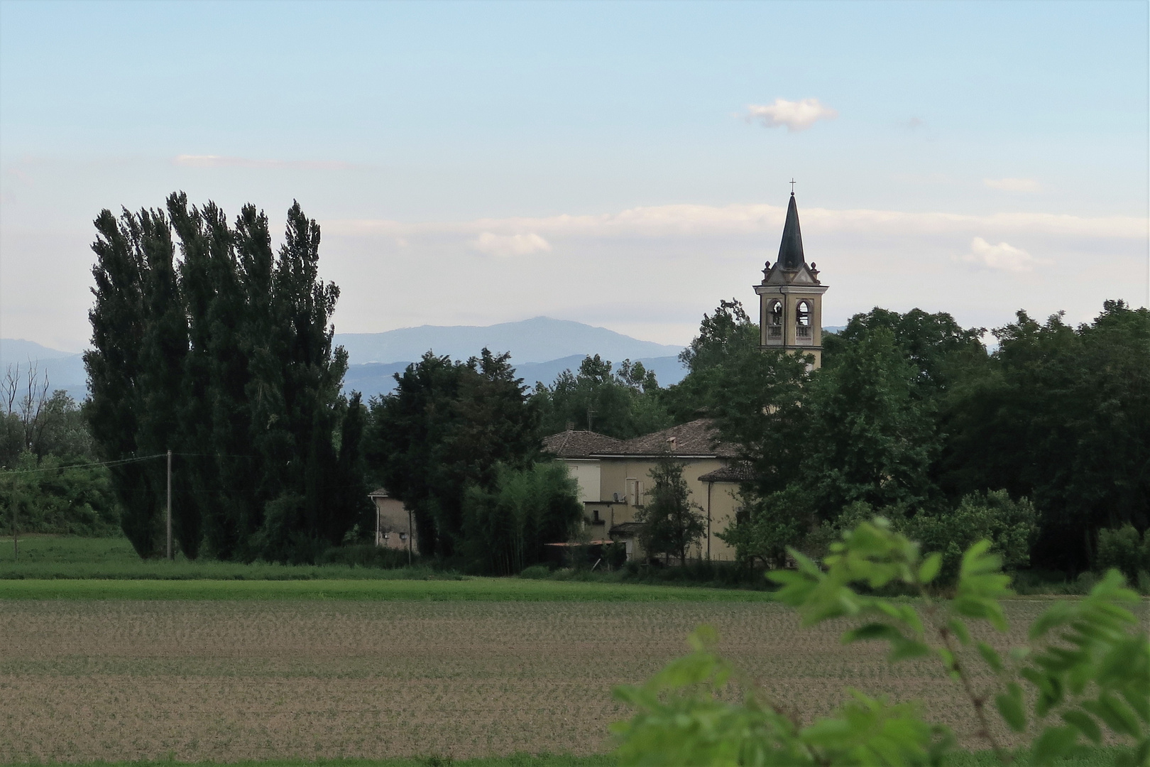 A passeggio con il mio personal traning sull'argine del Parma: le montagne in lontananza