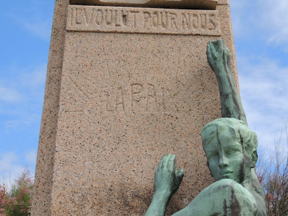 à Penser, monument pris de Trégastel (22)