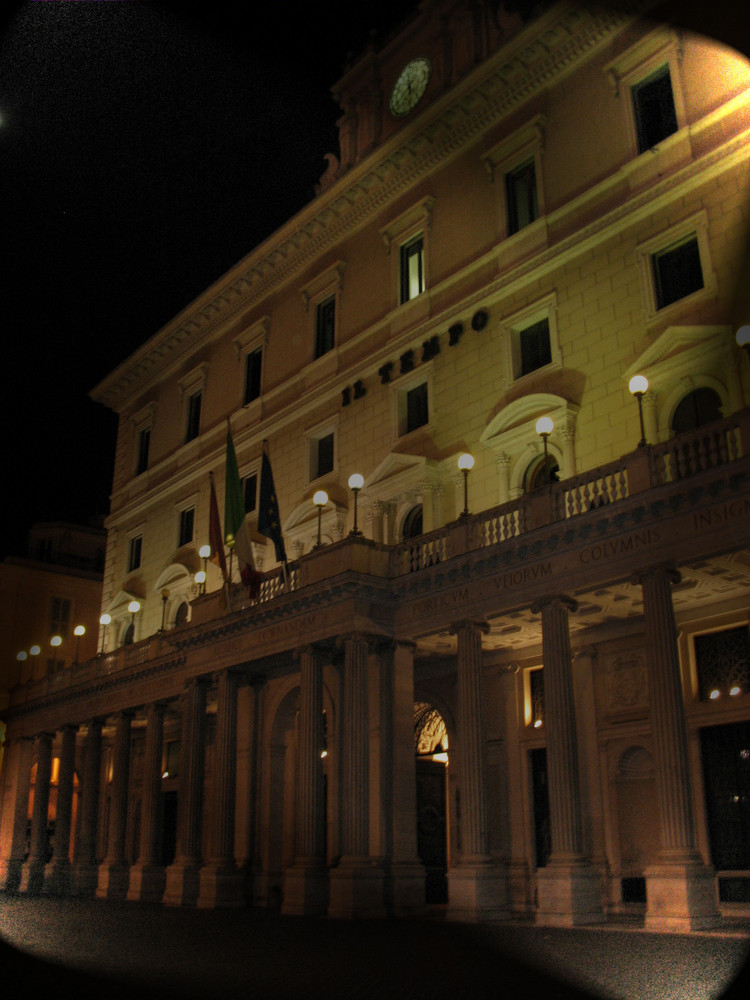 A piazza colonna non c'è solo Montecitorio..