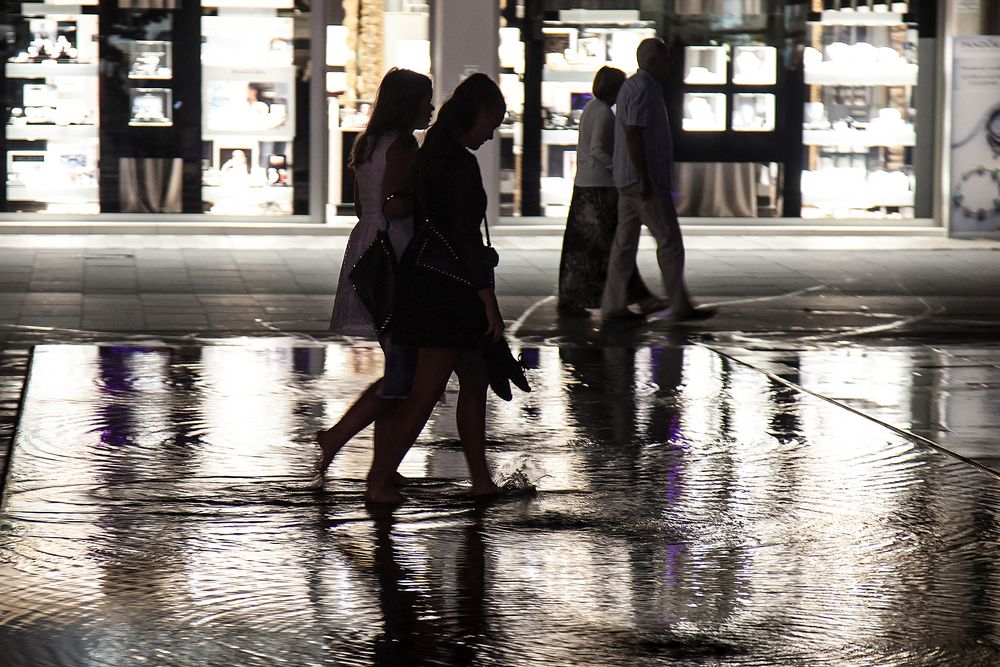 A piedi nudi nell'acqua