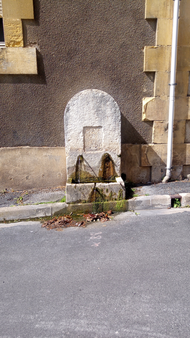 A small water fountain in the streets of Bergerac 