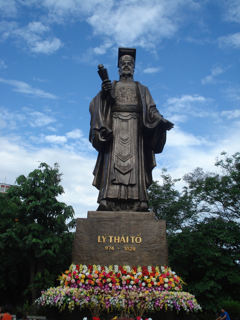 a statue of the king of Vietnam