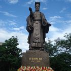 a statue of the king of Vietnam