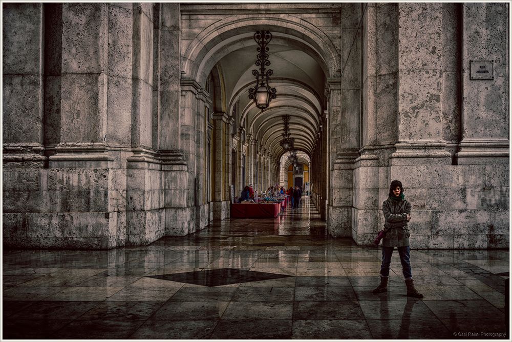 A Tourist and Corridor, Lisbon 2014