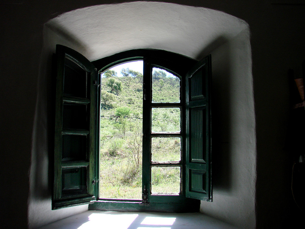 A través de la ventana