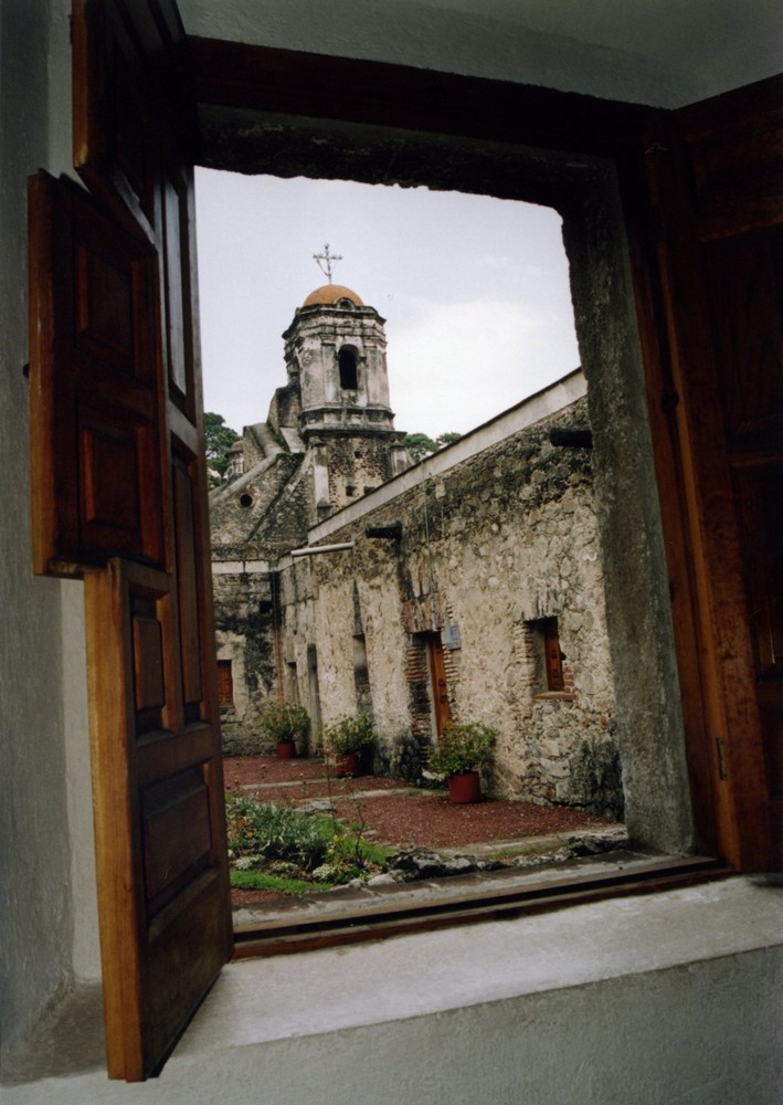 a través de la ventana...