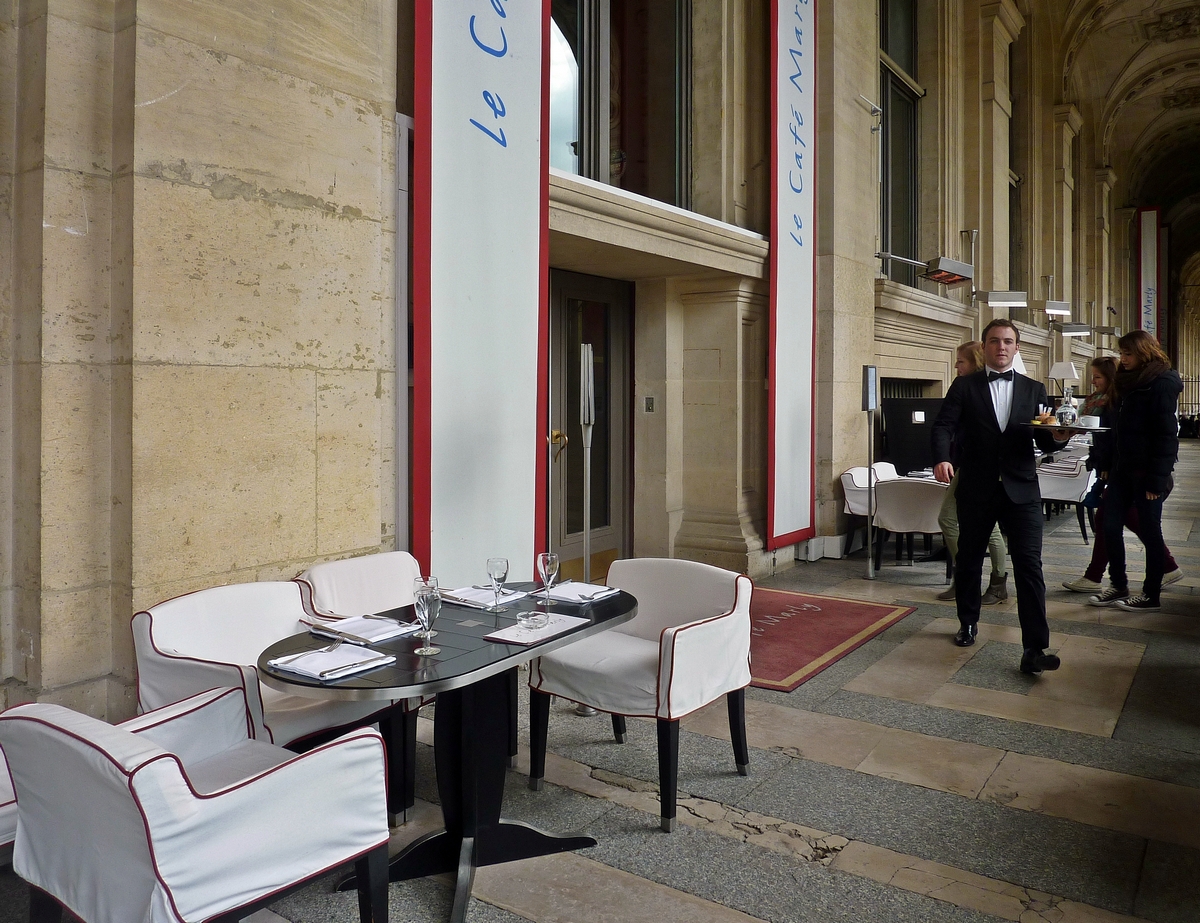 à une terrasse à Paris