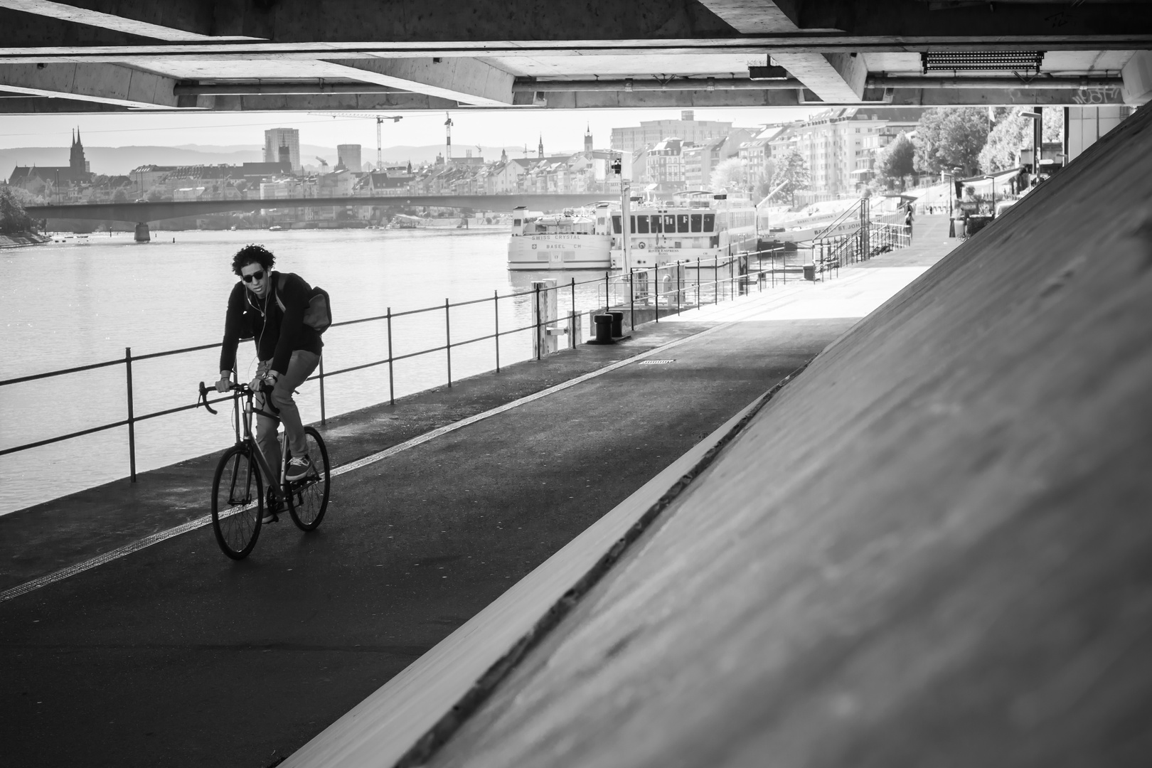 A vélo sous le pont !