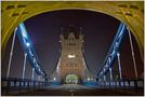 A view through the Tower Bridge.... von Alex Oberreiner