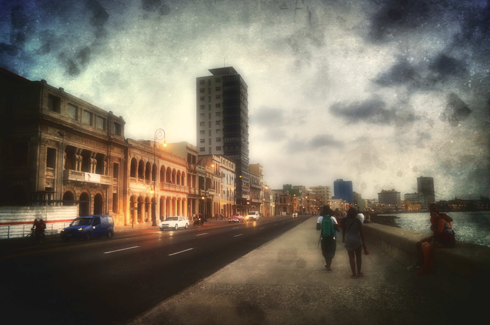 A walk on the malecon in Habana