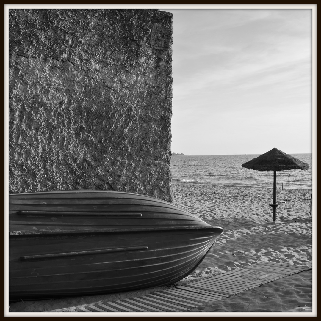 A wall, a boat and a sunshade...