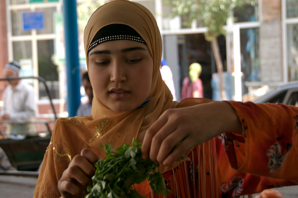 A young girl selling fruits in Dushanbé/Tadjiquistan