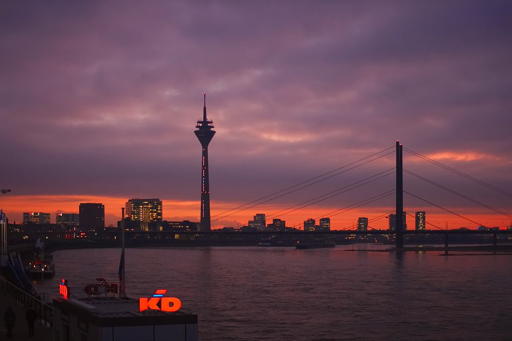 Düsseldorf am Rhein by zutzapzin