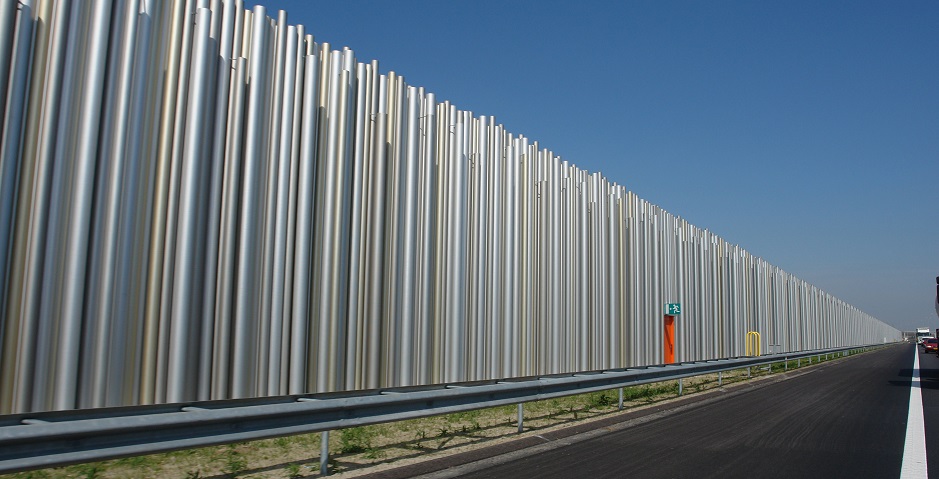 A2 snelweg met geluidsscherm, motorway, road, Autobahn mit Lärnschutzwand at Eindhoven (NL)