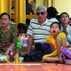 Familiengebet in der Shwedagon-Pagode
