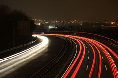 A3 bei Nacht mit Baustellenfahrzeug