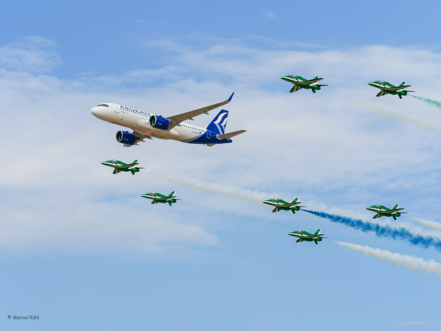A320NEO Aegean Airlines mit den Saud Hawks die Kunstflugstaffel Saudi Arabiens