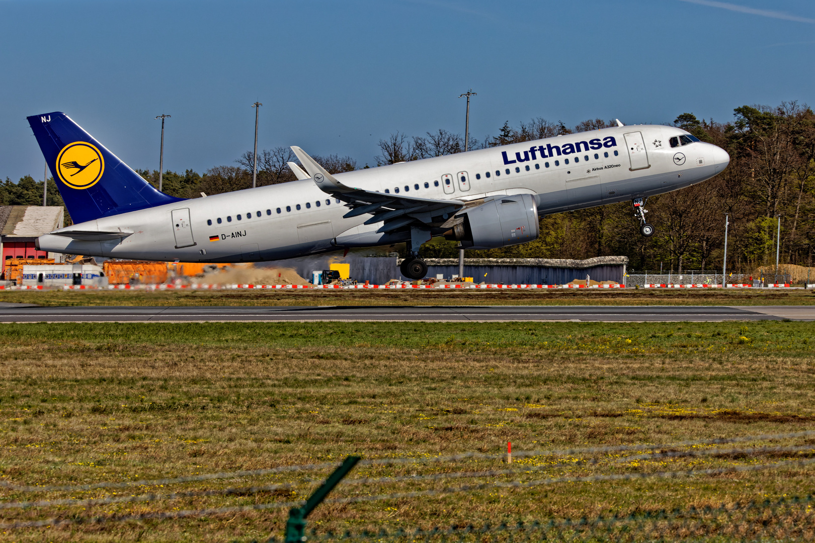 A320Neo der Lufthansa in alter Bemalung