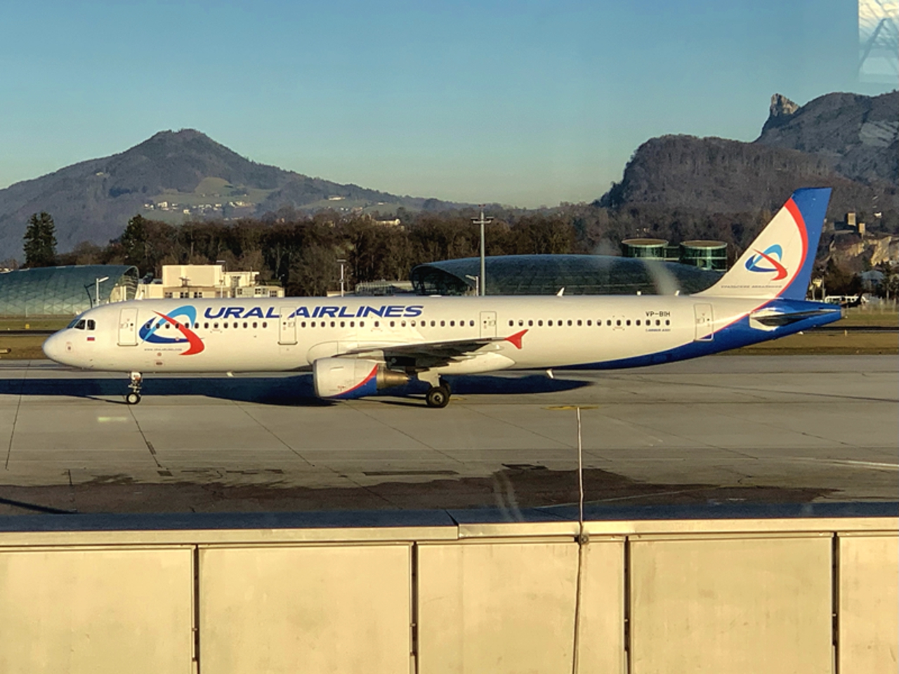 A321 der Ural Airlines am Salzburger Flughafen