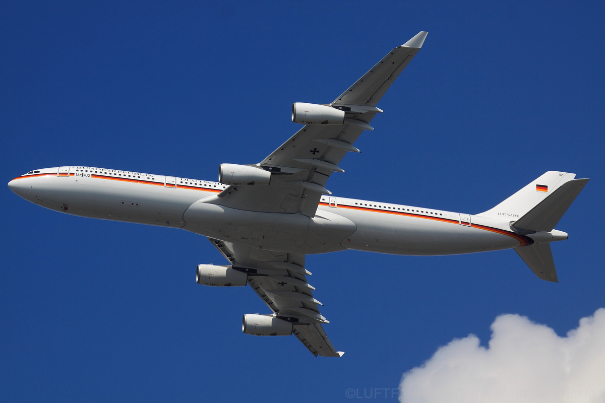 A340 der Flugbereitschaft der Luftwaffe im Steigflug über Berlin-Spandau