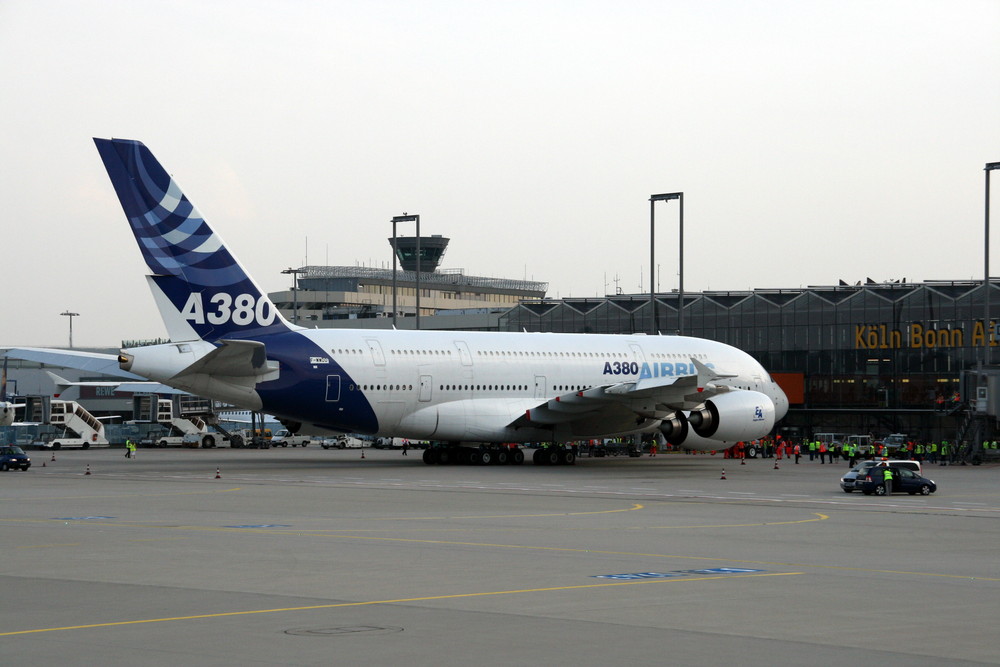 A380 am Terminal 2 in Köln D2