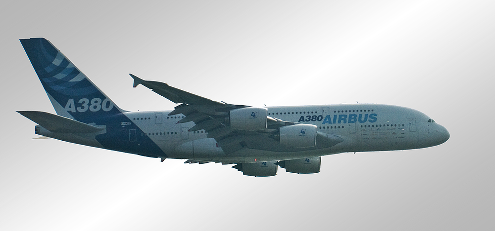 A380 beim Abflug von CGN